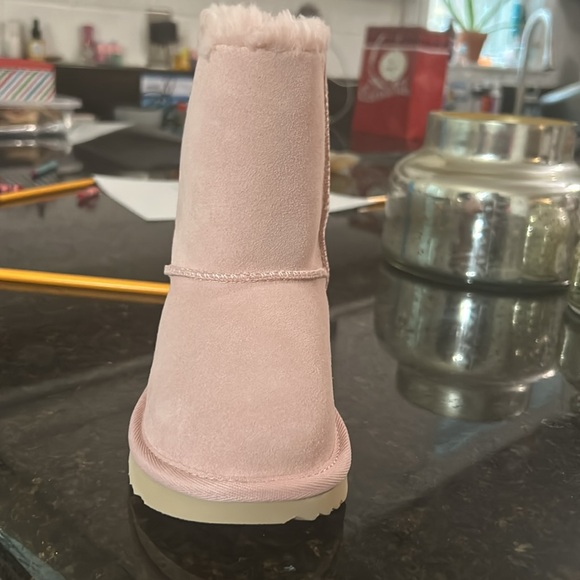 Ugg kids, Dusty pink, new in box! - Picture 4 of 5